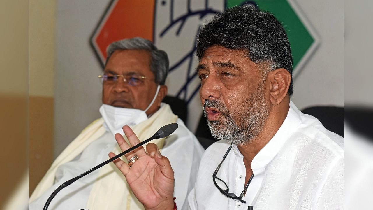 KPCC president DK Shivakumar and Leader of the Opposition in the assembly Siddaramaiah during a press conference in KPCC office. DH PHOTO/PUSHKAR V