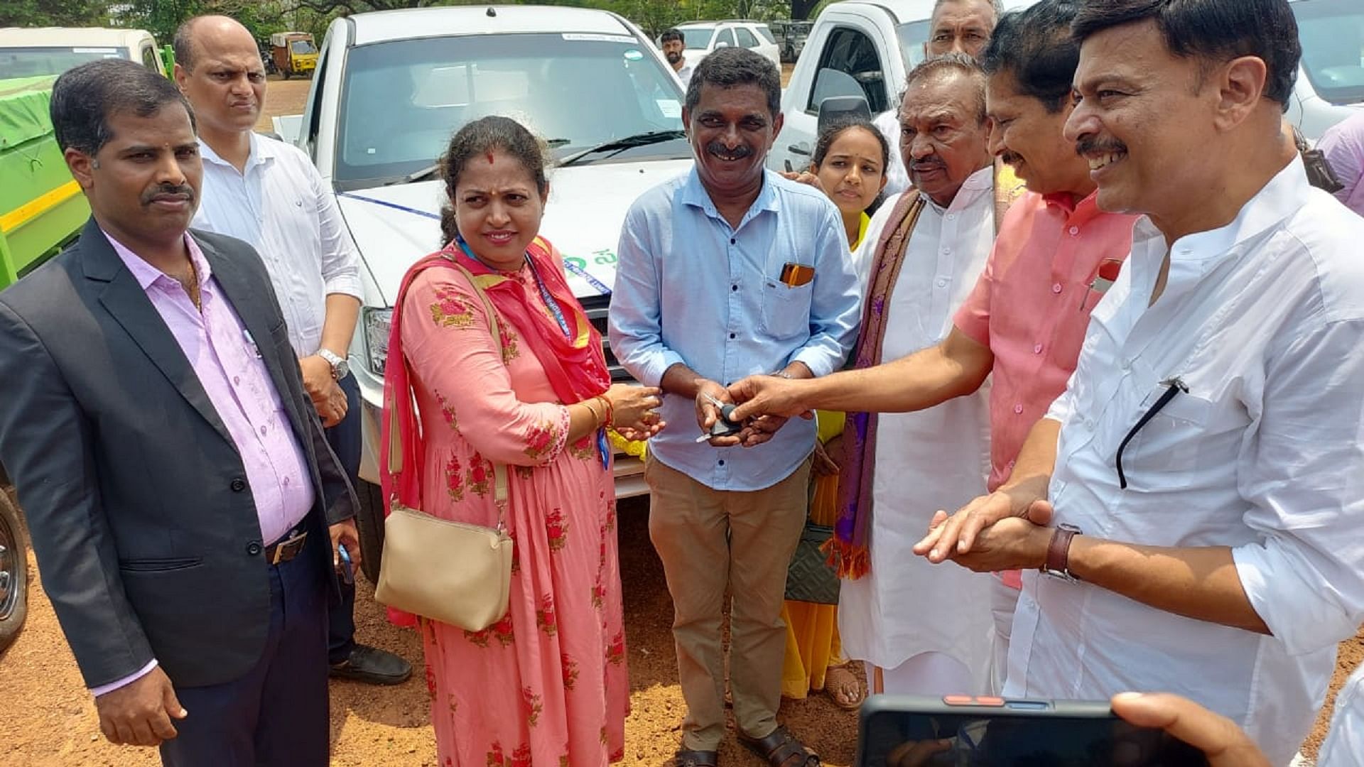 K S Eshwarappa hands over the key of Swaccha vahana used for waste collection and transportation to gram panchayats in Dakshina Kannada, on Sunday. Credit: DH Photo