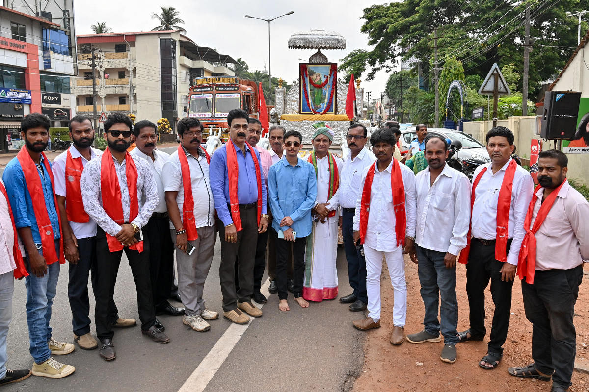 Karnataka Tulu Sahitya Academy President Dayanand G Kattalsar, Tulu Rakshana Vedike Founder President Yogish Shetty Jeppu, among others, prior to the launch of ‘Tulu Appe’ rath yatra on Tuesday, organised to commemorate the 185th year of Amara Sullia rebellion, India’s first-ever freedom struggle at Bikarnakatte in Mangaluru. DH Photo/Irshad Mahammad