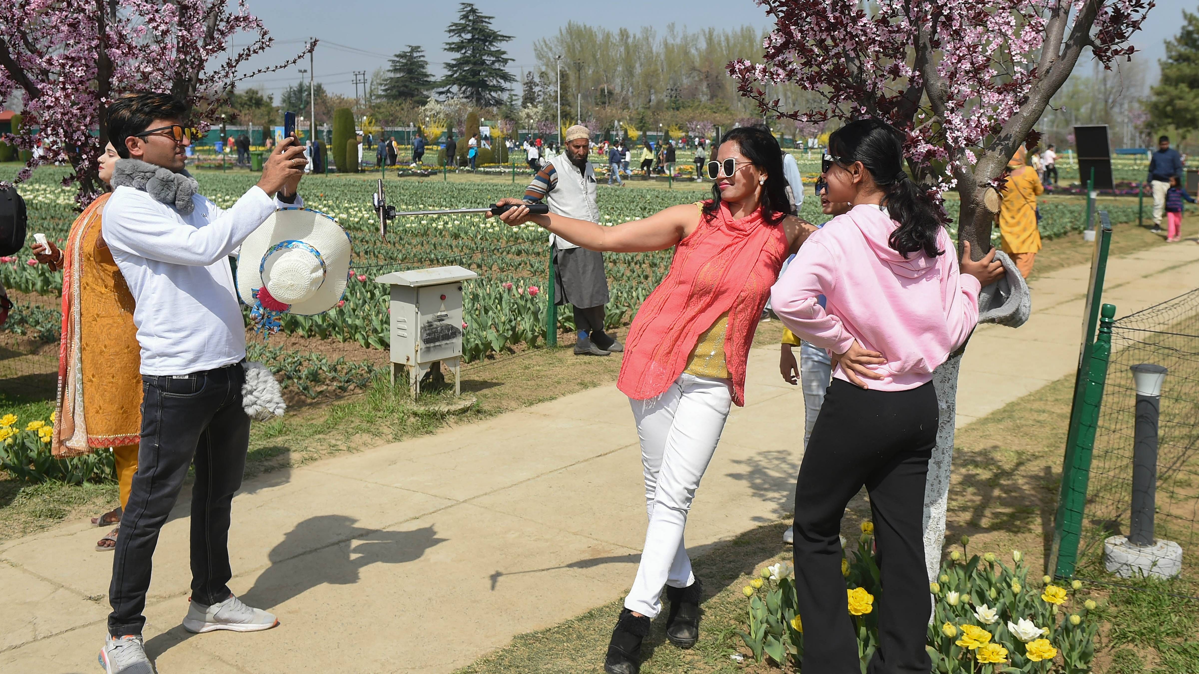 1.8 lakh tourist arrivals were recorded in the Valley in March this year. Credit: PTI File Photo