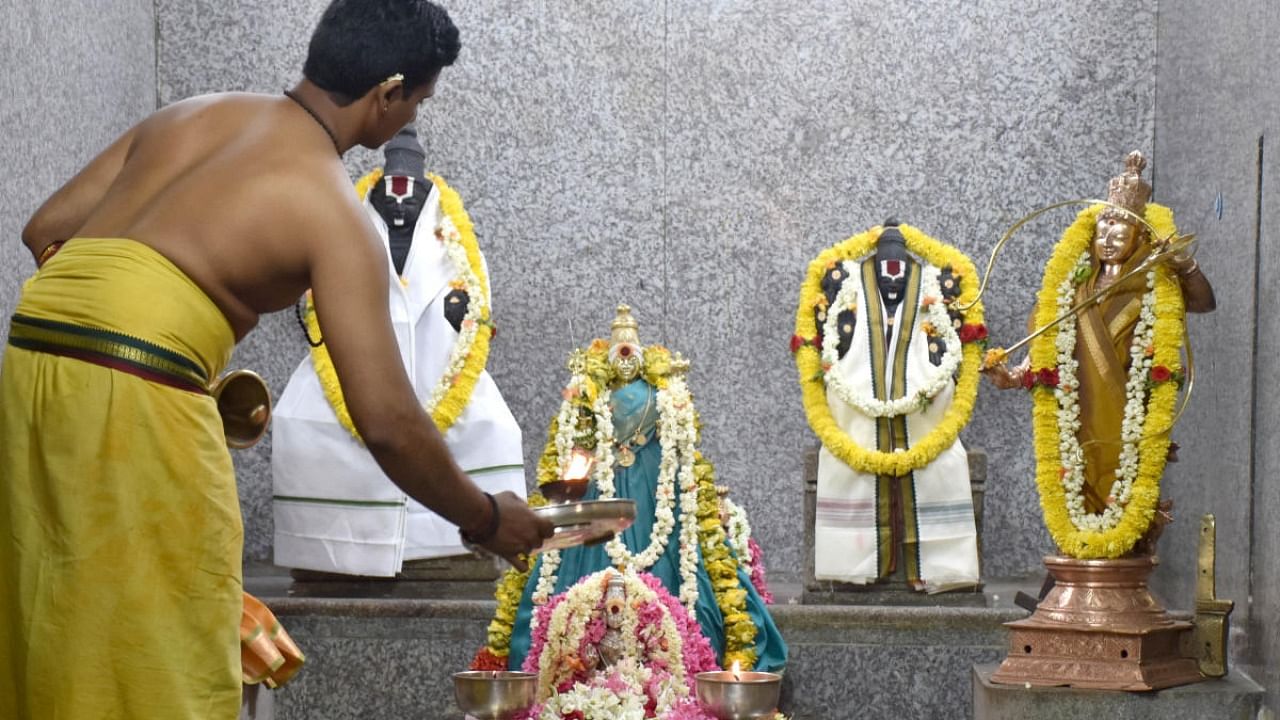 A priest performs pooja at the Dharmaraya swamy temple on the eve of Bengaluru Karaga utsava. Credit: DH Photo