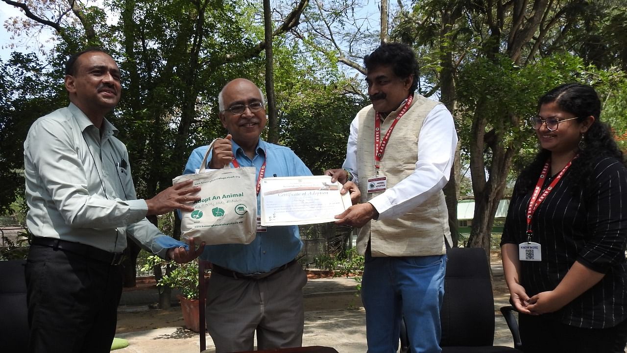 Dinesh K, Trustee of Ashraya Hasta Trust (second from left) felicitated by Dr Sunil Panwar (extreme left) on account of adopting 92 animals. Credit: Bannerghatta Biological Park
