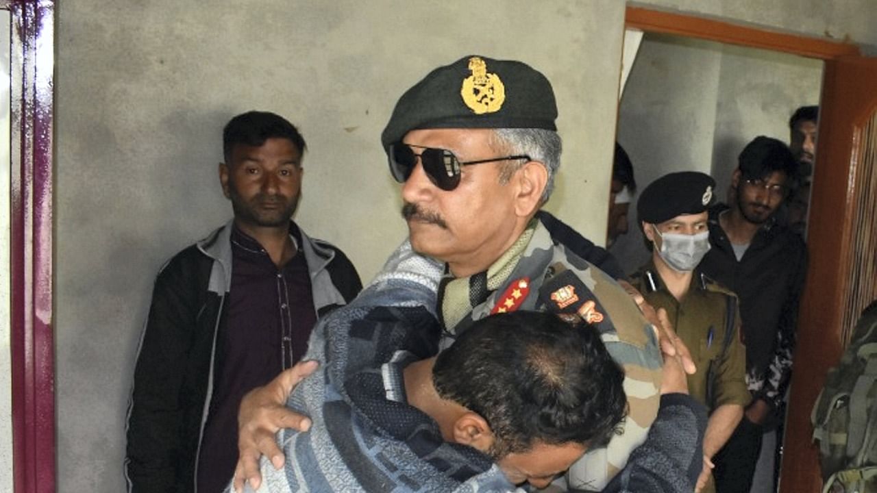 Lt. General D P Pandey consoles a family member of Special Police Officer (SPO) Ishfaq Ahmed, at Chadabugh in Budgam. Credit: PTI file photo