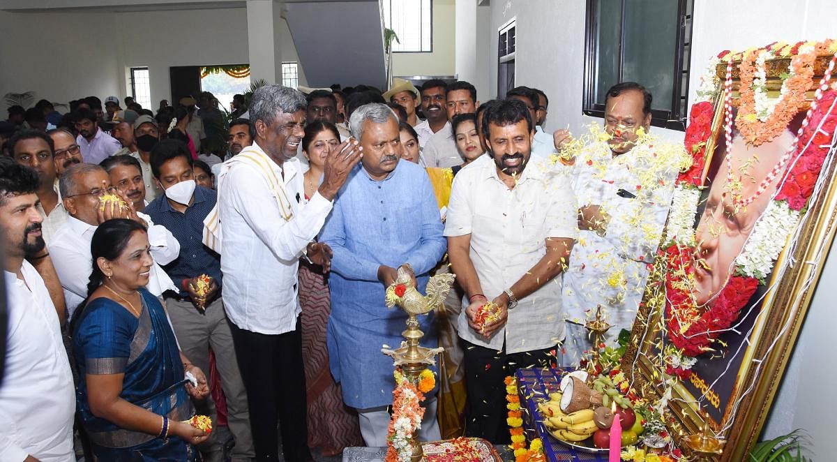 Ministers Kota Srinivas Poojary and S T Somashekar offer floral tributes to the portrait of former chief minister D Devaraj Urs during inauguration of hostels in Mysuru, recently. MP Pratap Simha, Mayor Sunanda Palanetra, Deputy Commissioner Dr Bagadi Gau. Credit: DH Photo