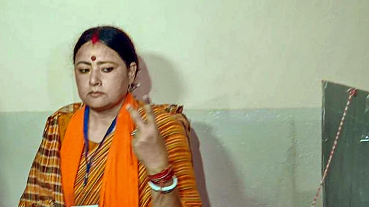  BJP candidate Agnimitra Paul shows victory sign after casting her vote during Asansol parliamentary constituency bypolls, at a polling station in Asansol, in Paschim Bardhaman district, Tuesday, April 12, 2022. Credit: PTI Photo