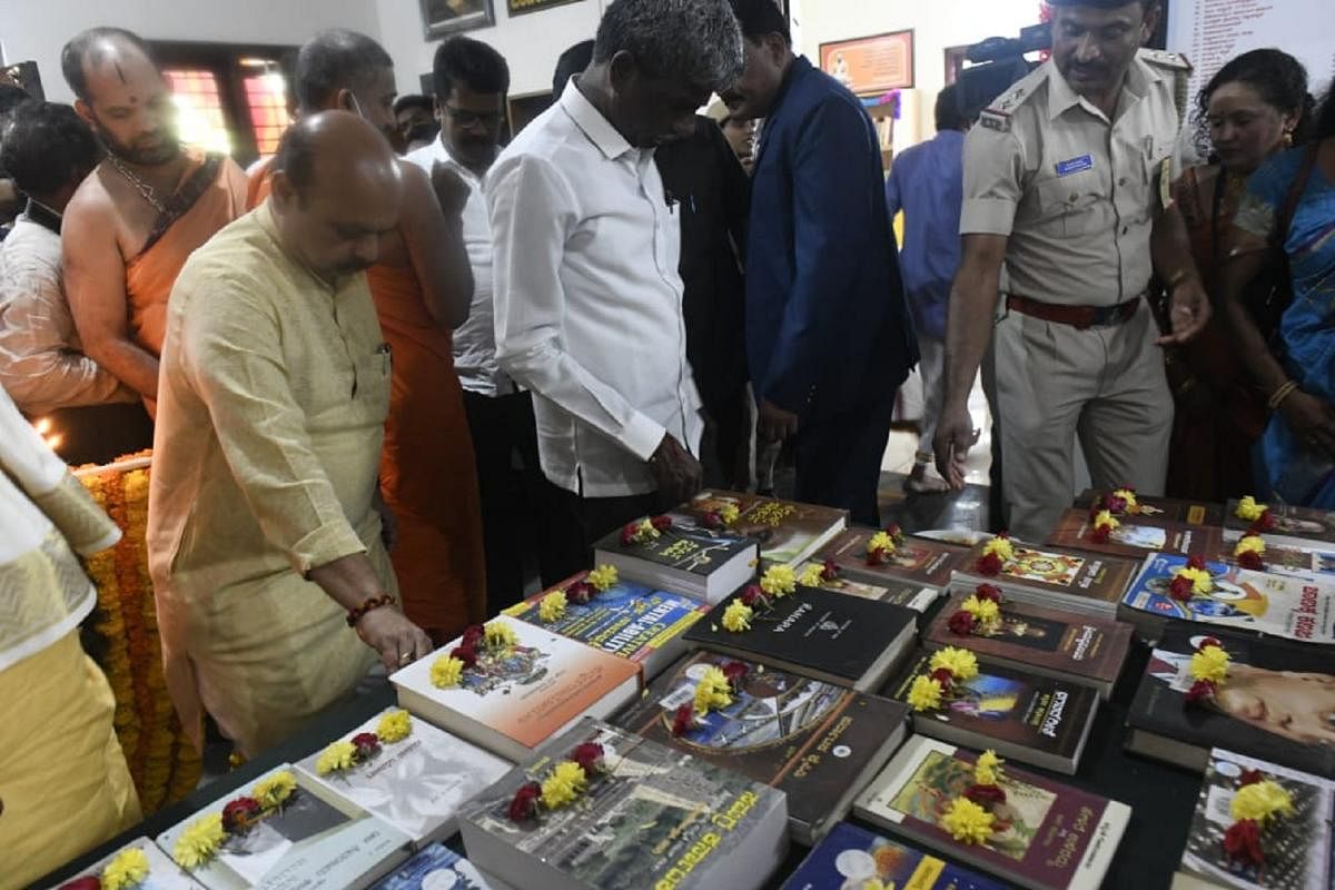Chief Minister Basavaraj Bommai glances at books after inaugurating the district and city library building named after scholar late Bannanje Govindacharya in Udupi.