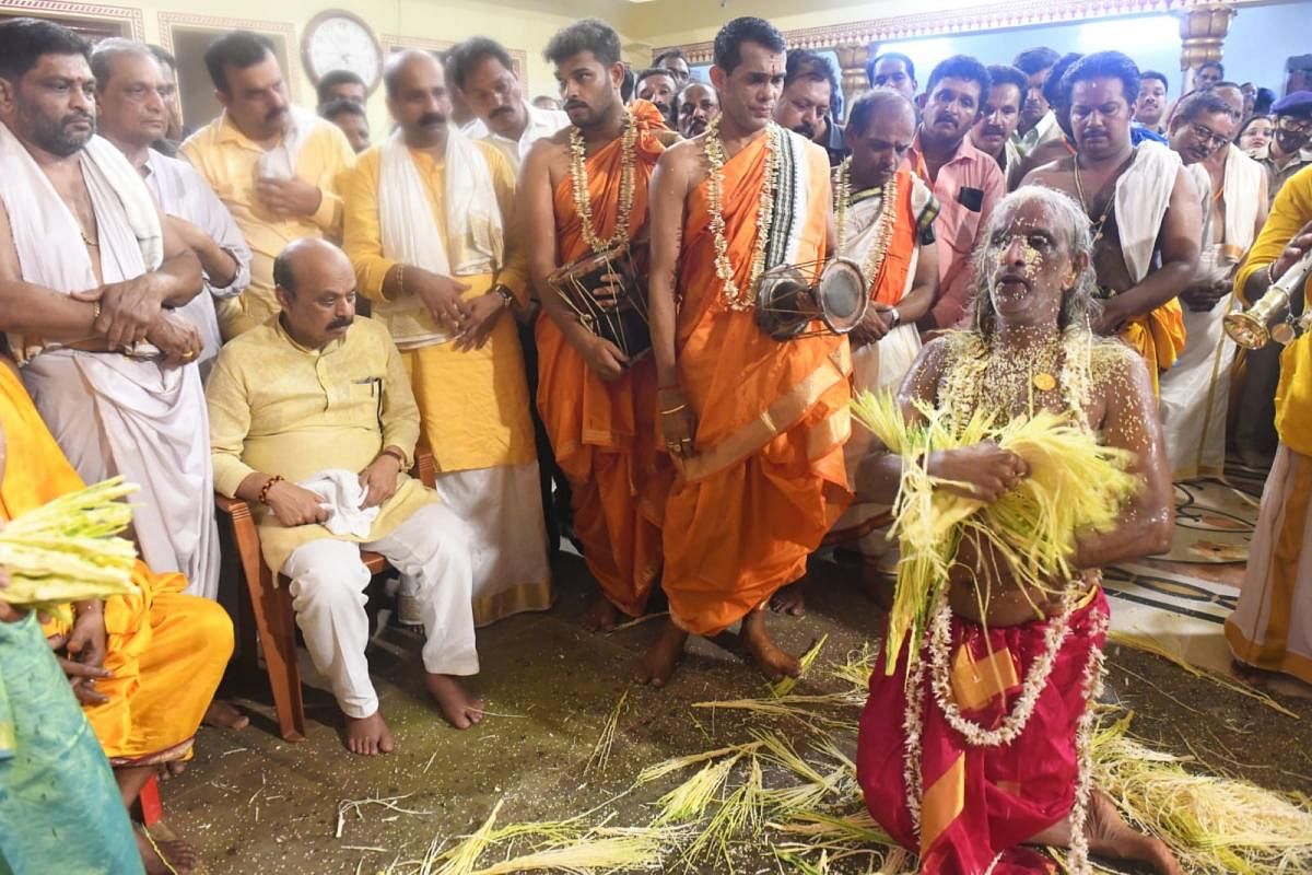 Chief Minister Basavaraj Bommai takes part in a religious programme held at Sagri Sri Vasuki Subrahmanya Temple in Kunjibettu.