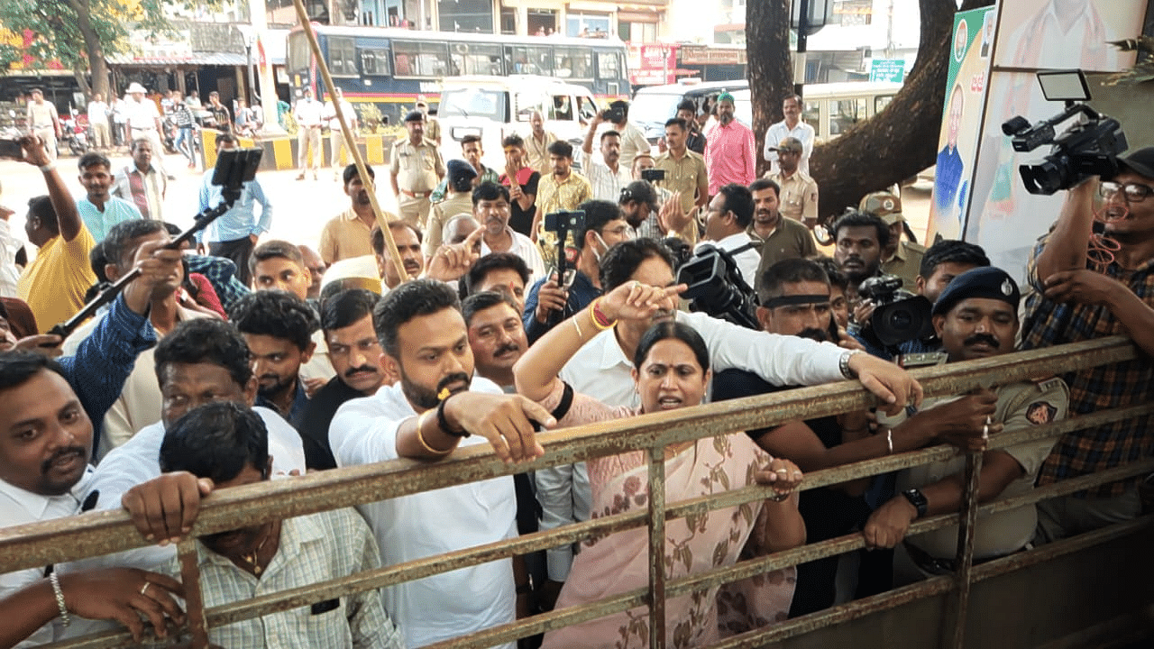 Congress leaders led by MLA Laxmi Hebbalkar staging protest demanding arrest of RDPR Minister K S Eshwarappa. Credit: DH Photo