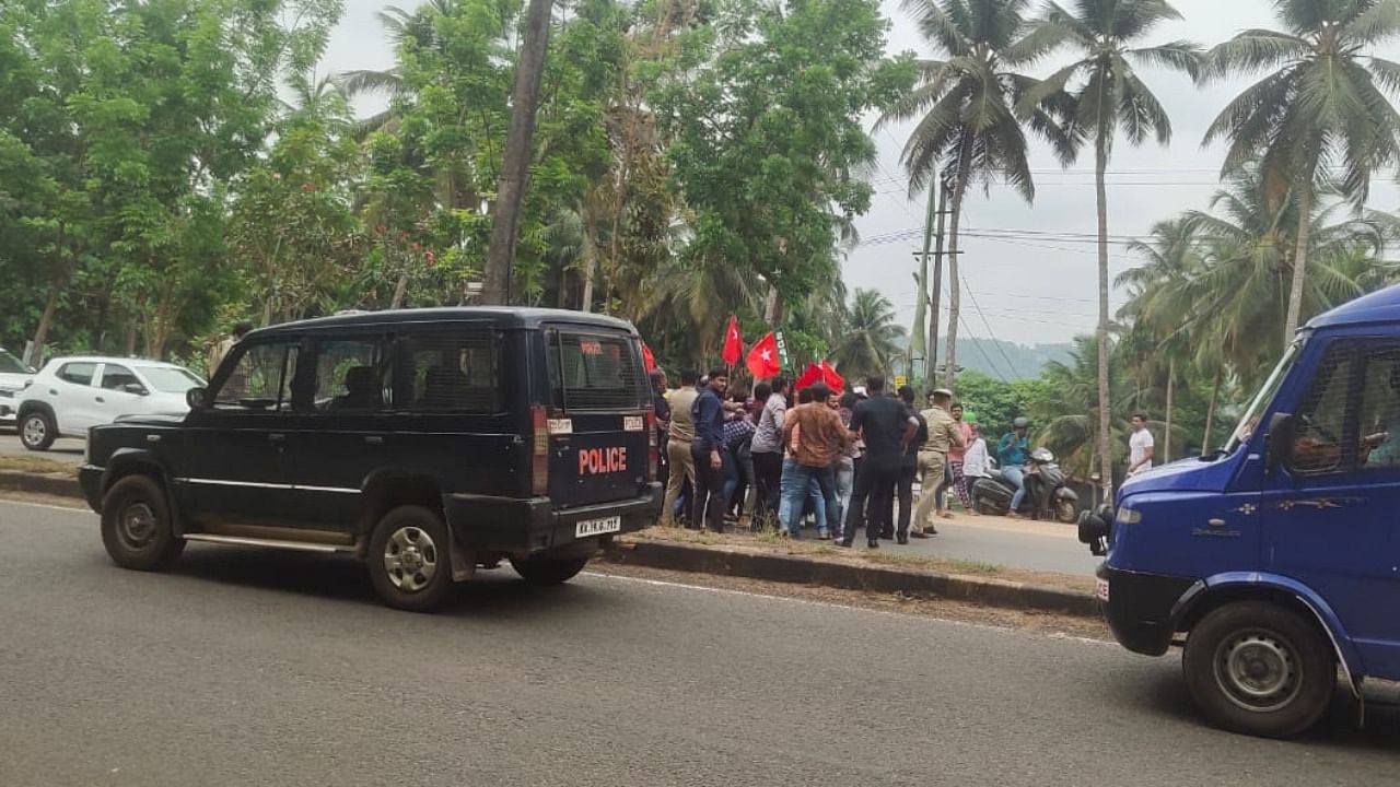 SDPI workers wave black flags at CM Basavaraj Bommai's convoy at Valachil. Credit: DH Photo 