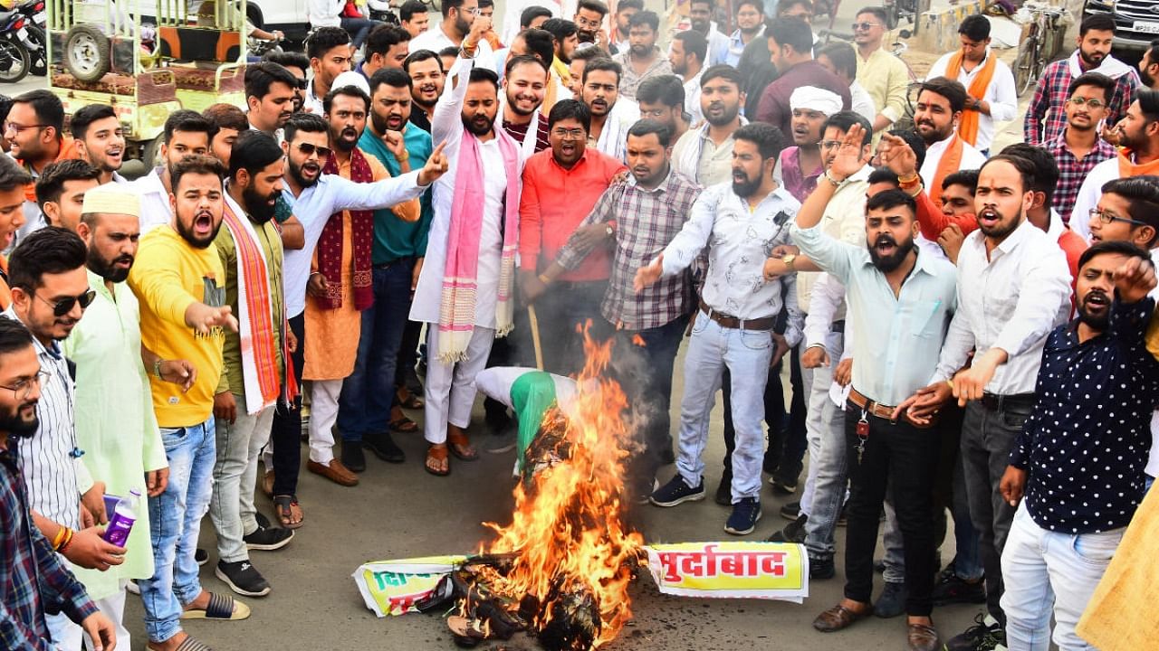 BJP Yuva Morcha members burn an effigy of senior Congress leader Digvijay Singh over his tweet on Khargone violence, in Jabalpur, Tuesday, April 12. Credit: PTI Photo