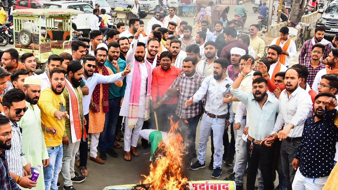 BJP Yuva Morcha members burn an effigy of senior Congress leader Digvijay Singh over his tweet on Khargone violence, in Jabalpur. Credit: PTI Photo
