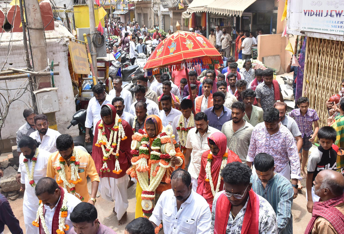 A procession on Jumma Masjid Road at Nagarathpet as part of the Karaga utsav on Wednesday. Credit: DH Photo
