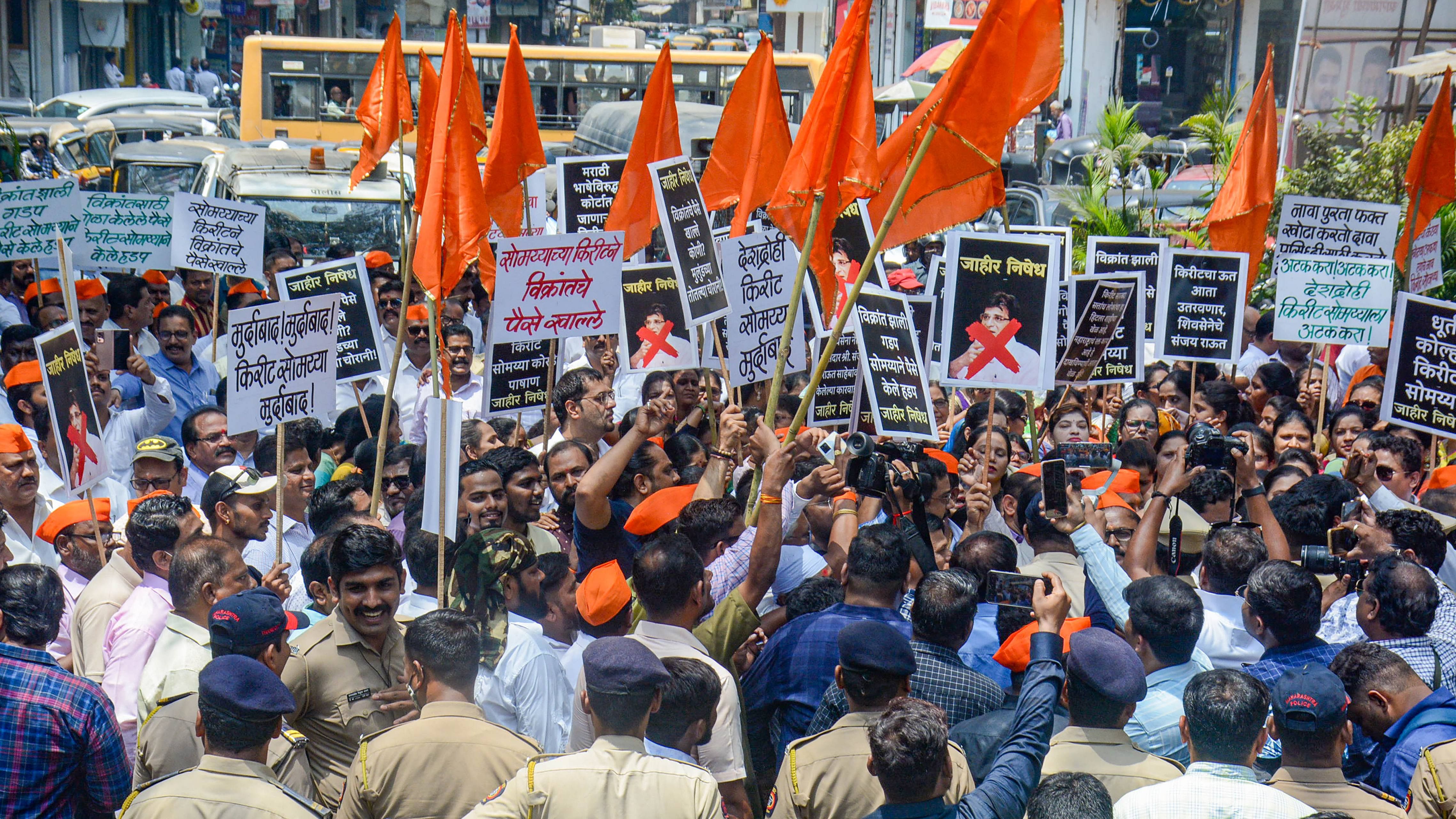 Shiv Sena activists stage a protest against Kirit Somaiya over alleged embezzlement of funds, raised for the rescue of INS Vikrant. Credit: PTI File Photo