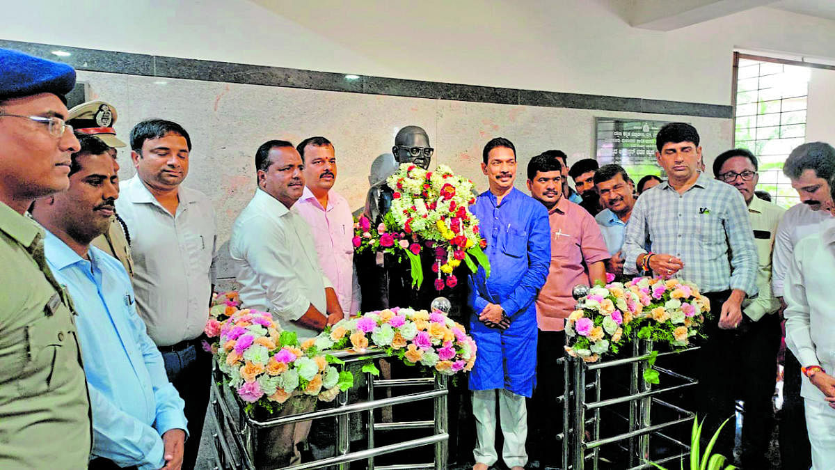 District In-charge Minister V Sunil Kumar, DK MP Nalin Kumar Kateel, former ministerU T Khader, MLA D Vedavyas Kamath, MCC Mayor Premananda Shetty and others pay floral tributes to a statue of Dr B R Ambedkar during Ambedkar Jayanti celebrations organised