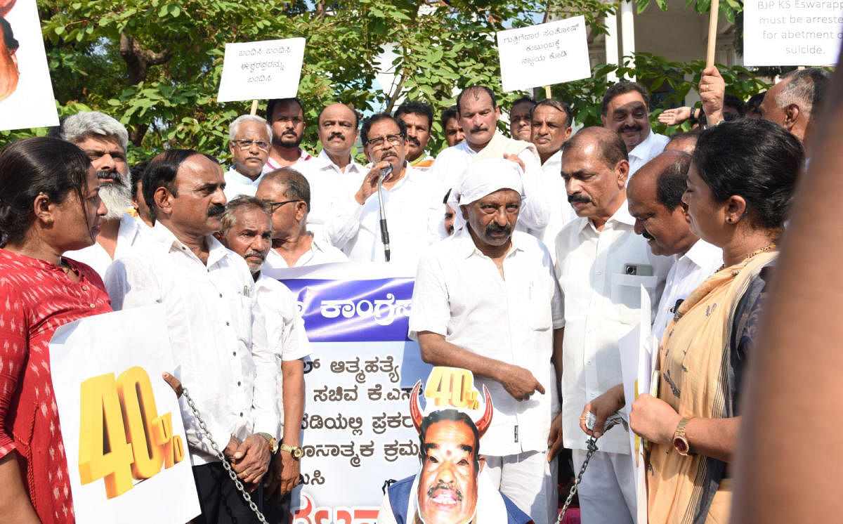 Former deputy chief minister G Parameshwara addresses protesters in front of Clock Tower in Mangaluru. DH Photo