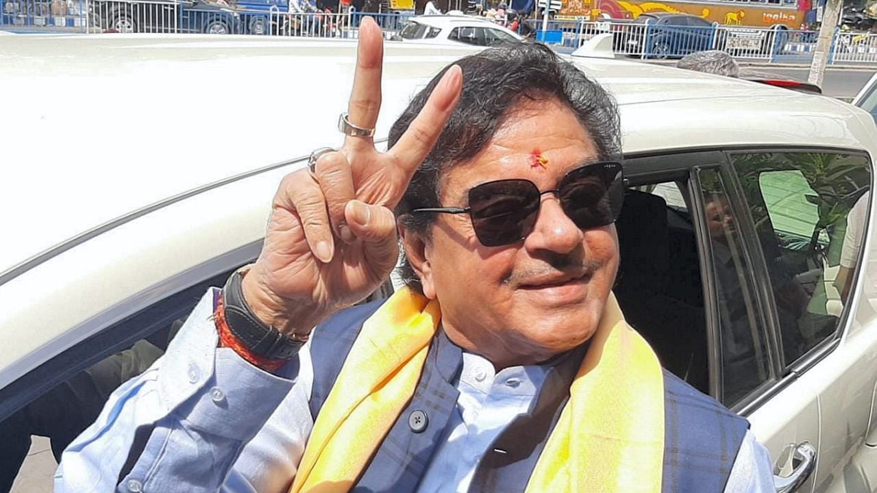 TMC leader and Bollywood actor Shatrughan Sinha flashes the victory sign after winning Asansol Lok Sabha seat, in Asansol. Credit: PTI Photo