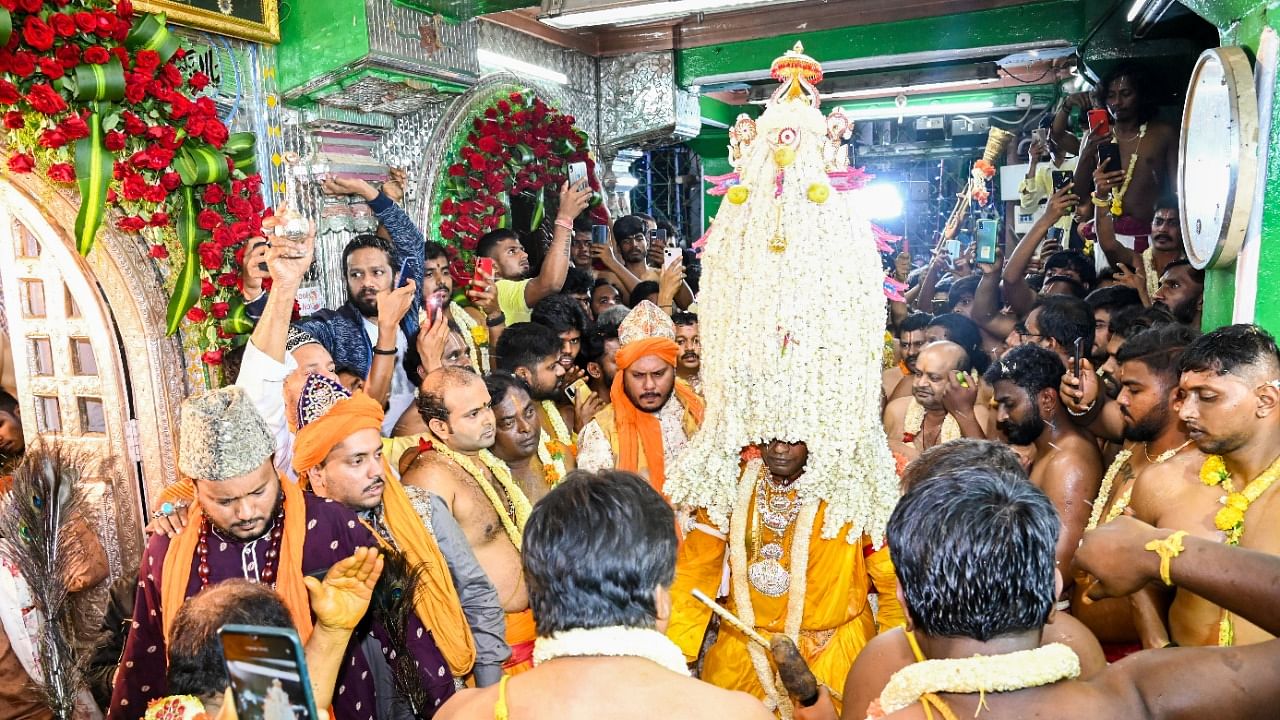 On the last day of the nine-day festivities, Pete Karaga is celebrated where the temple priest takes out procession holding the deity decorated with jasmine, on top of his head. Credit: DH Photo/M S Manjunath