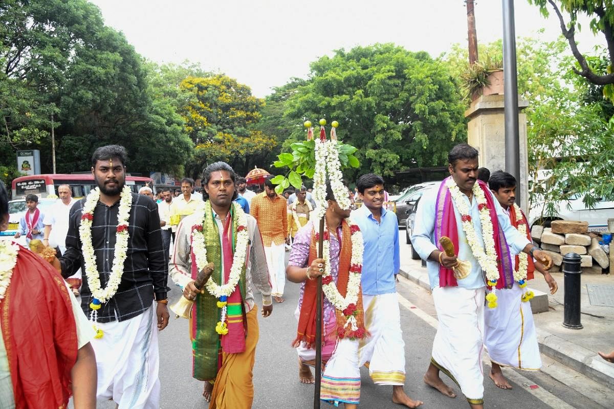 Thousands of men and boys march alongside the main priest as Veerakumaras, the warrior-sons of Draupadi. Thigalas are believed to be the descendants of Veerakumaras.