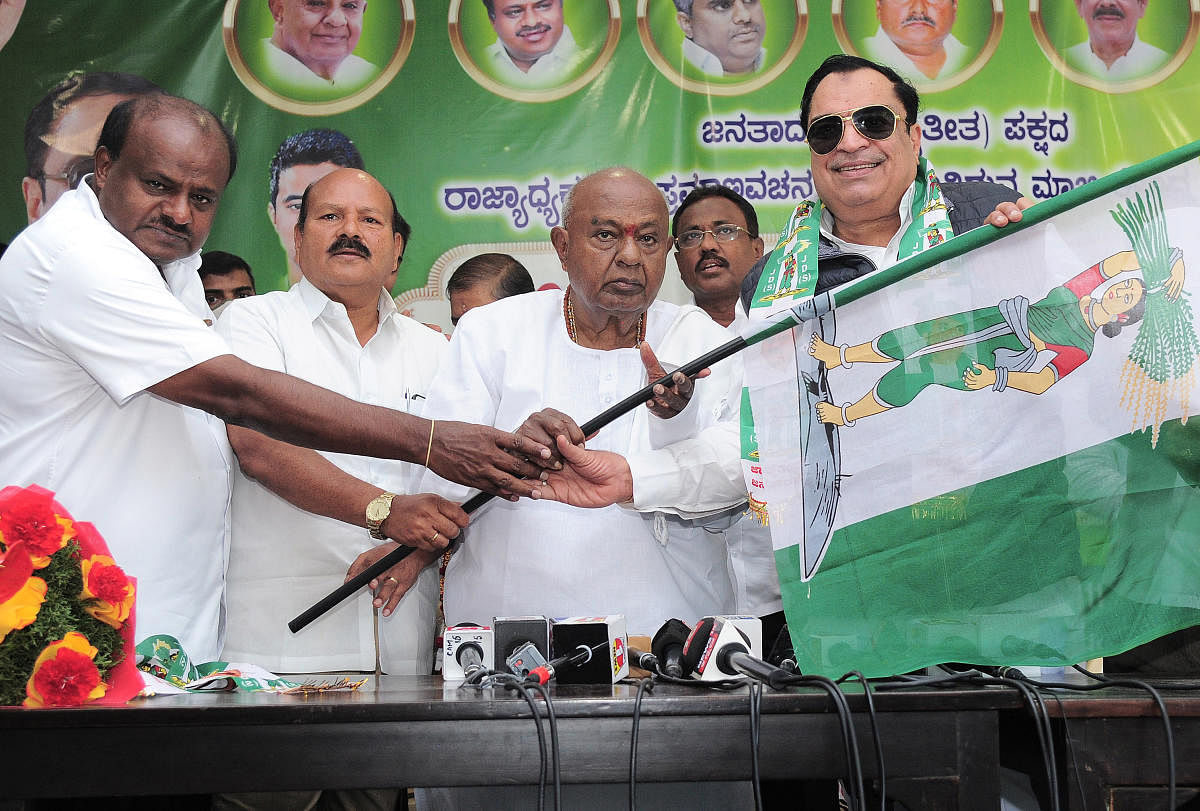 C M Ibrahim takes charge as JD(S) state president in the presence of party supremo H D Deve Gowda, legislature party leader H D Kumaraswamy and outgoing president H K Kumaraswamy at an eventin Bengaluru on Sunday. Credit: DH Photo