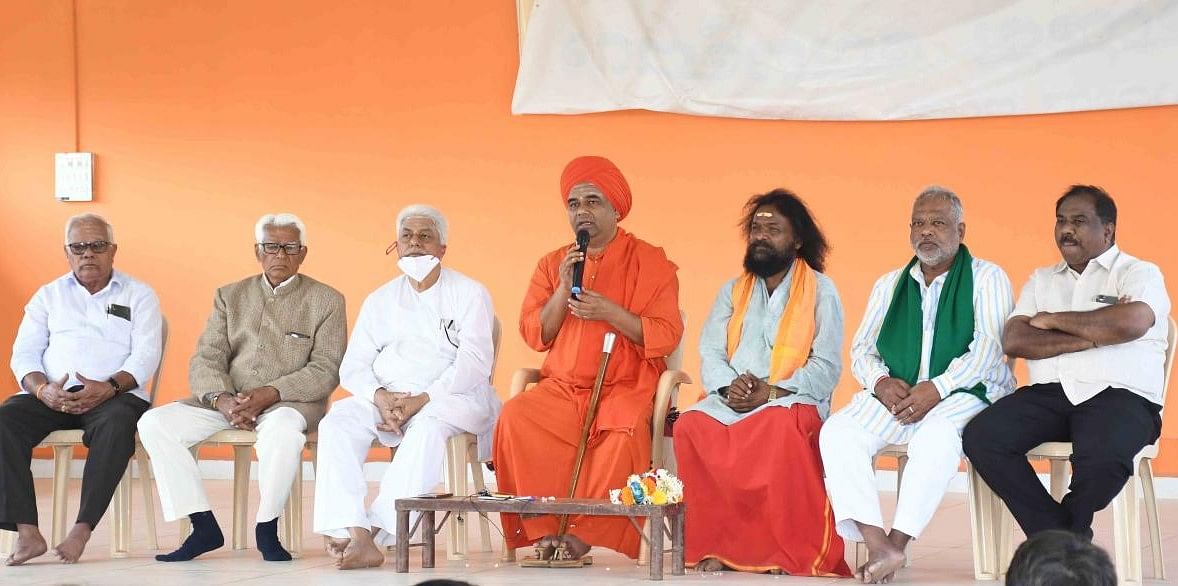 Balehosur Dingaleshwara Swamiji Speaking in Devotees Meeting in Dharawad. Credit: DH Photo