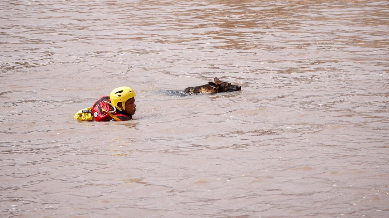 Search and rescue following torrential rains that triggered floods and mudslides, in Umbumbulu. Credit: Reuters photo