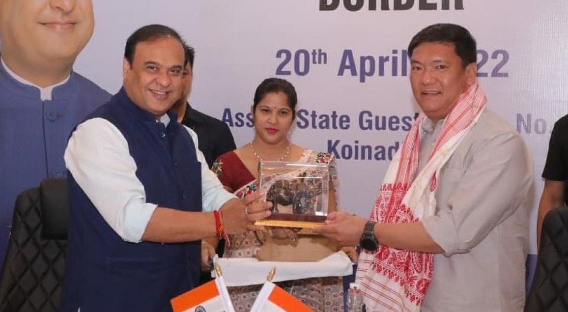  Assam Chief Minister Himanta Biswa Sarma and his Arunachal Pradesh counterpart Pema Khandu. Credit: IANS