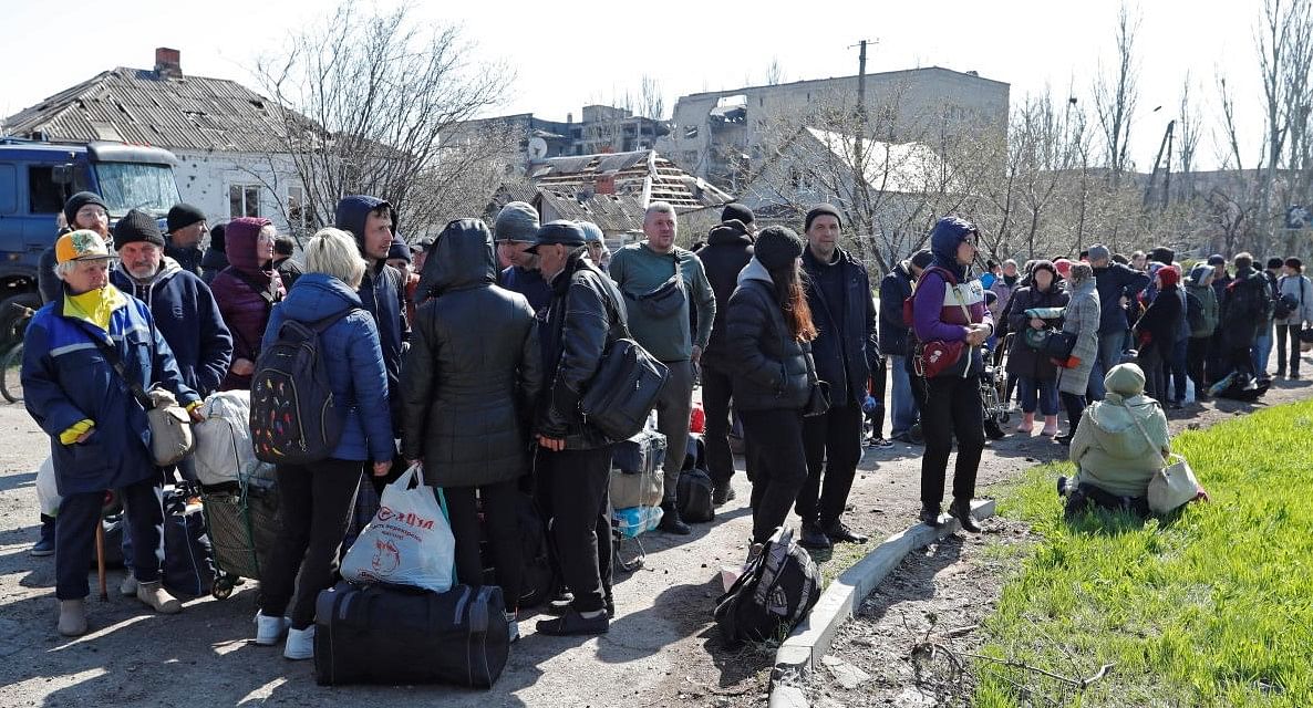 Evacuees wait before boarding a bus to leave the city during Ukraine-Russia conflict in the southern port of Mariupol, Ukraine April 20, 2022. REUTERS/Alexander Ermochenko