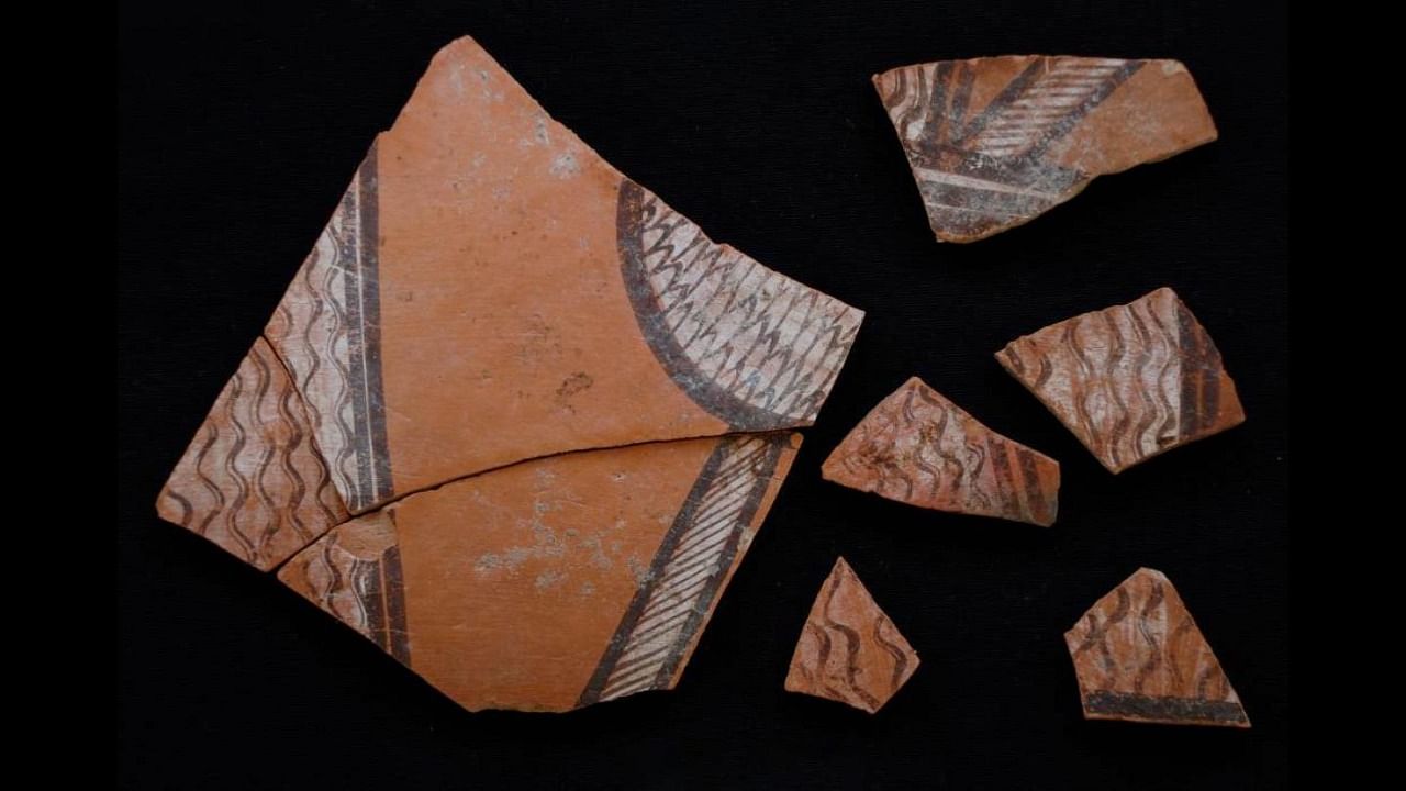 Painted and decorated shards of pottery vessels (left) and Harappan pottery with incisions (right), unearthed from Shikarpur, Gujarat. Credit: Dept of Archaeology & Ancient History, Maharaja Sayajirao University of Baroda