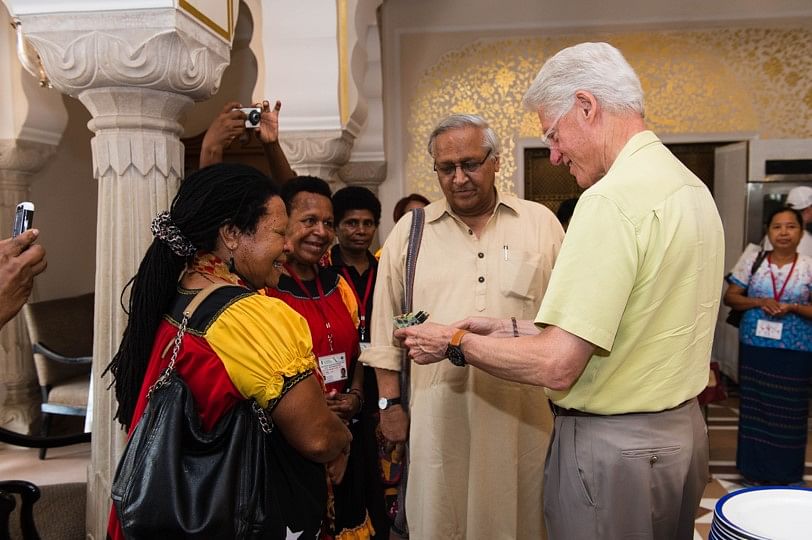 President Clinton with the Solar Mamas from Papua New Guinea and Sanjit Bunker Roy. Credit: The Barefoot College