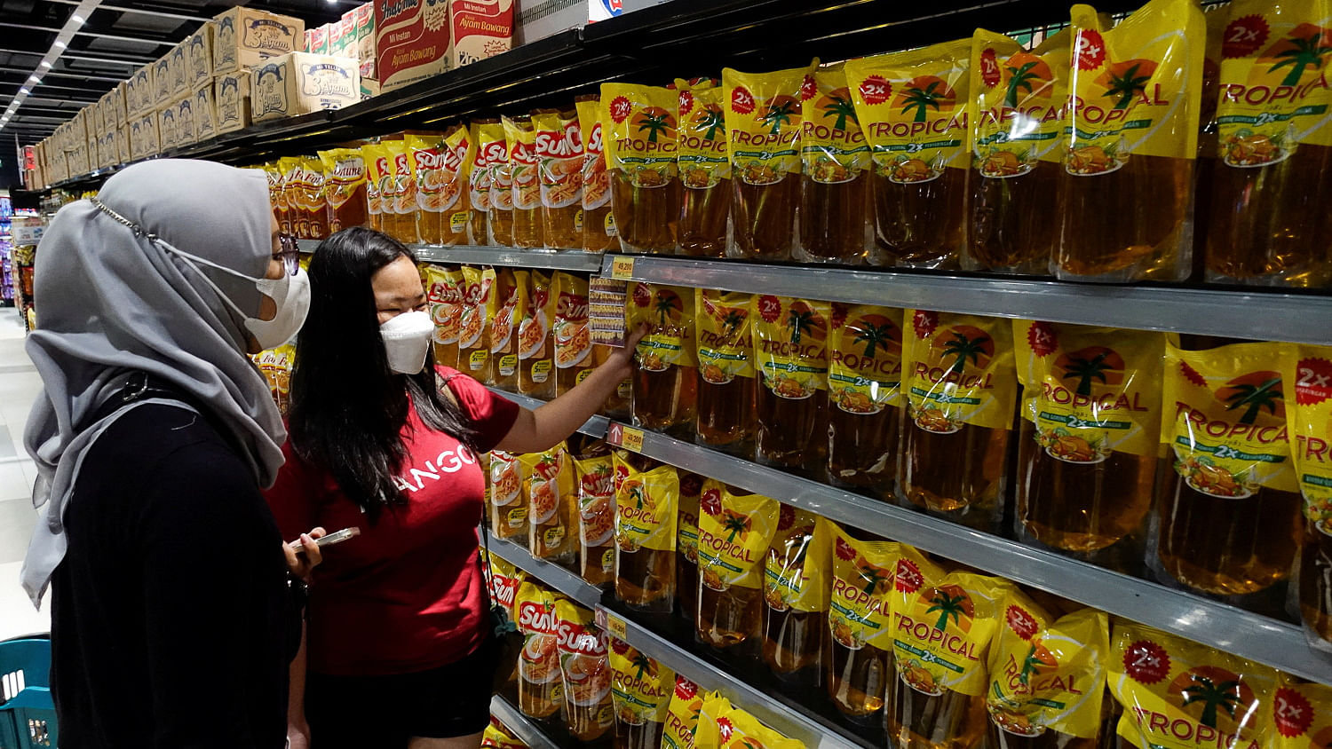 People shop for cooking oil made from oil palms at a supermarket in Jakarta. Credit: Reuters Photo