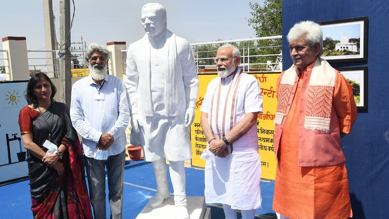 The prime minister also posed for a photo with the sculptor in front of his artwork. Credit: IANS Photo