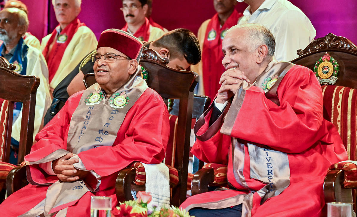 Governor Thaawar Chand Gehlot and Supreme Court Judge Justice S Abdul Nazeer take part at the 40th annual convocation of Mangalore University on Saturday. DH Photo