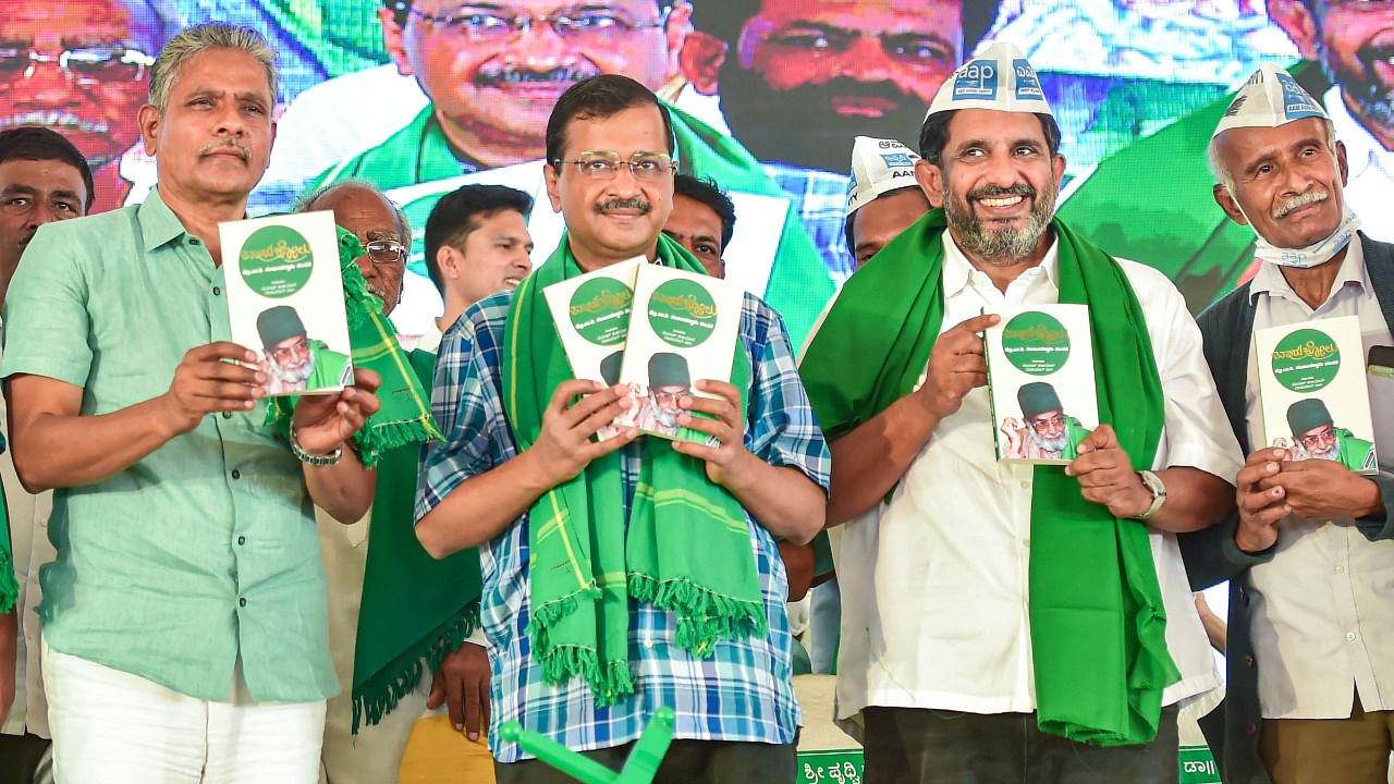 AAP's national convener Arvind Kejriwal with Karnataka unit members on April 21. Credit: PTI Photo