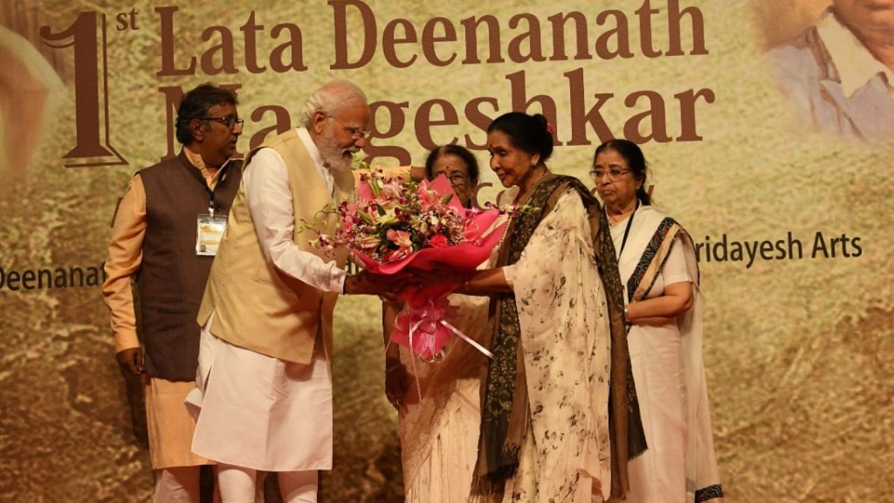 Prime Minister Narendra Modi with Mangeshkar sisters & singers Asha Bhosle, Usha Mangeshkar and Meena Khadikar, during the 1st Lata Deenanath Mangeshkar Award ceremony. Credit: PIB Mumbai