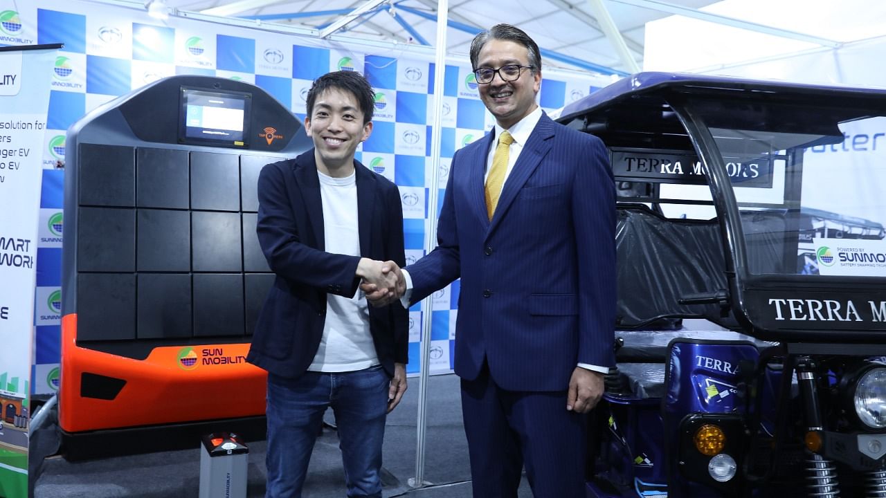 Anant Badjatya (R), CEO, SUN Mobility with Akihiro Ueda, CEO, Terra Motors. Credit: Special Arrangement