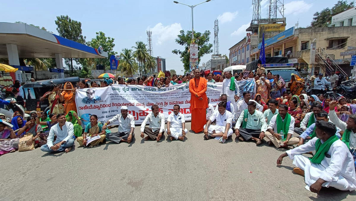 Affected women, joined by Raitha Sangha, stage a sit-in before embarking on a padayatra to CM's residence in Shiggaon, demanding a special economic package to women who were made to undergo hysterectomy at taluk hospital, in Ranebennur on Monday. DH PHOTO