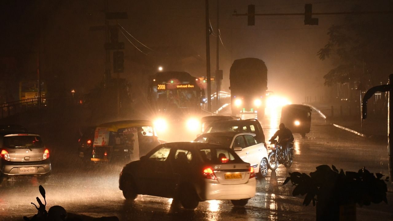 Heavy rain triggers a traffic jam on Navalur bridge on the busy Hubballi-Dharwad road on Monday evening. Credit: DH Photo