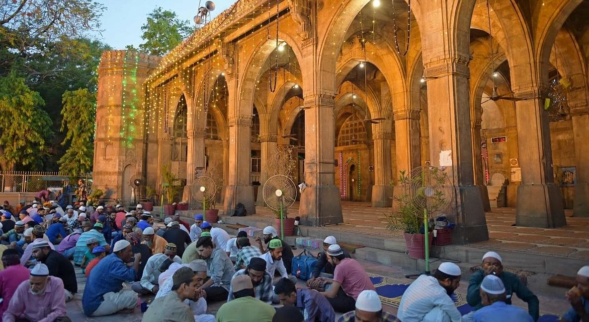 Muslim devotees break their fast at the Sidi Saeed mosque during the holy fasting month of Ramadan in Ahmedabad on April 25, 2022. (Photo by Sam PANTHAKY / AFP)