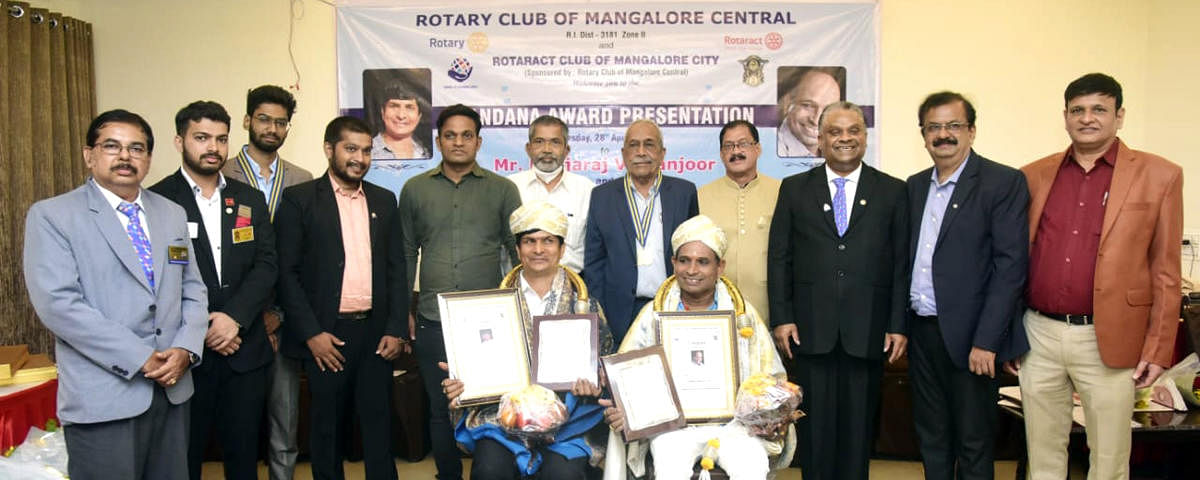 Vandana Award was conferred on theatre and cinema artistes Bhojaraj Vamanjoor and Aravind Bolar in Mangaluru.