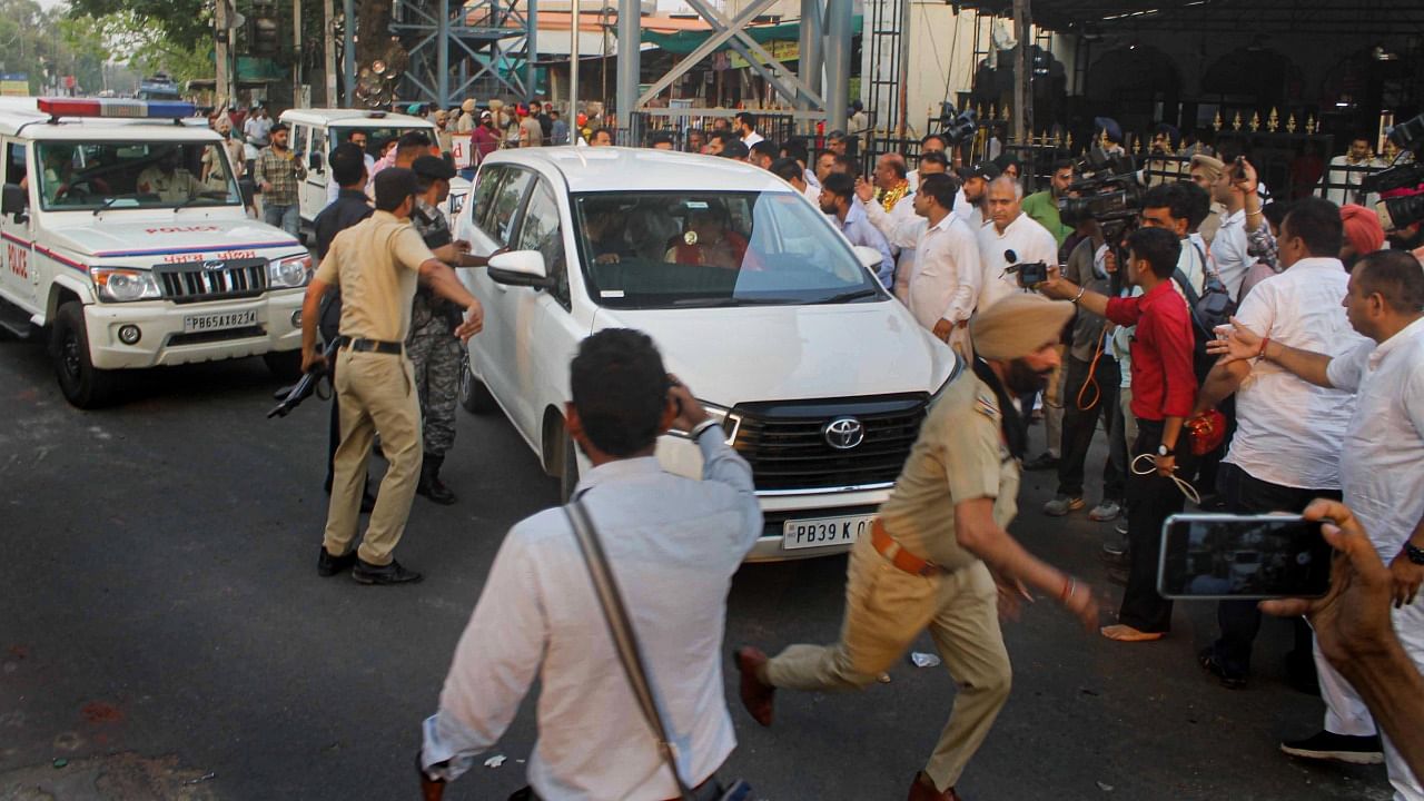 Members of Kali Mata Mandir Trust and Shiv Sena (Bal Thackeray) workers surround the car of the party's expelled leader Harish Singla, following clashes on the issue of Khalistan March. Credit: PTI Photo