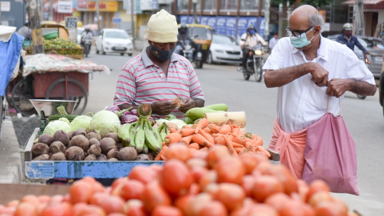 According to the Street Vendors (Protection of Livelihood and Regulation of Street Vending) Act, 2014, the local civic body is also responsible for forming Town Vending Committees (TVC) in every zone. Credit: DH File Photo