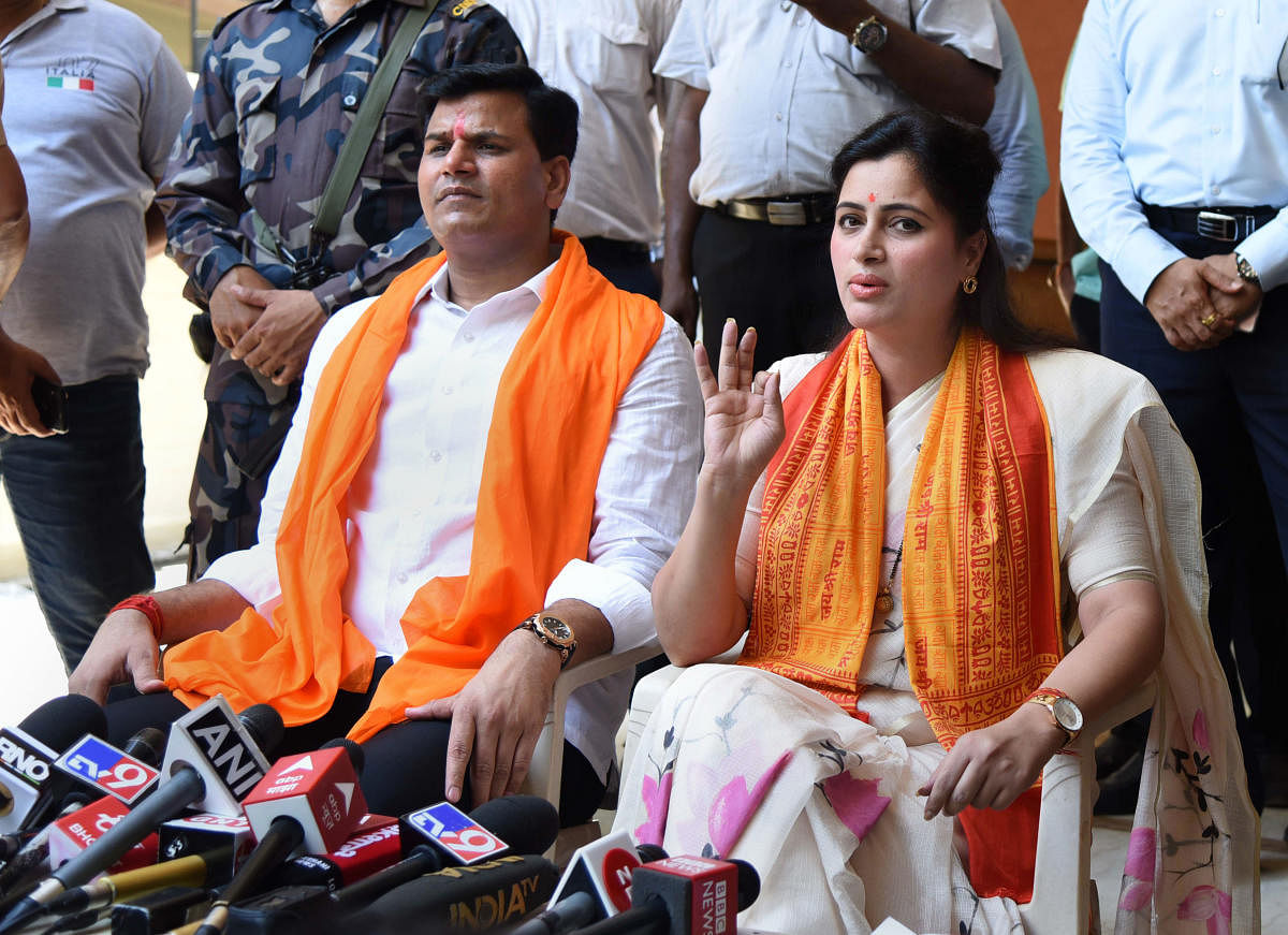 Amravati MP Navneet Kaur Rana with husband MLA Ravi Rana. Credit: PTI Photo