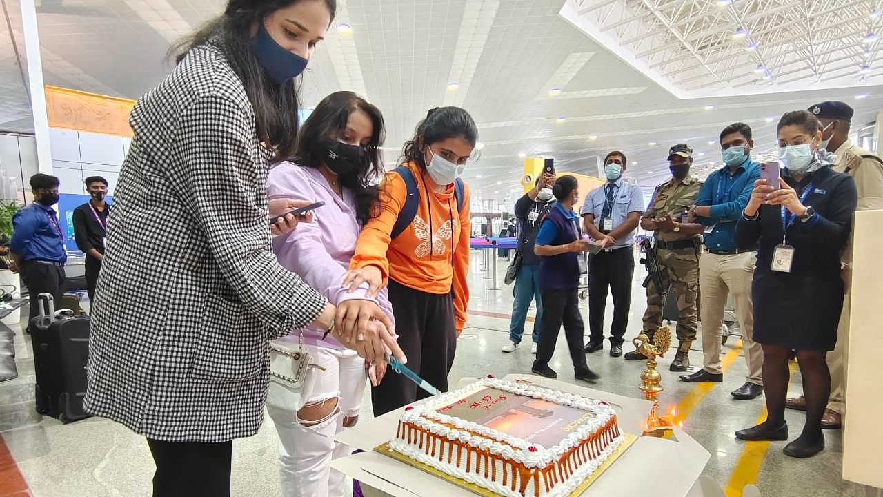 Cake was cut to mark the inaugural flight between Mangaluru and Hubballi. Credit: Special Arrangement
