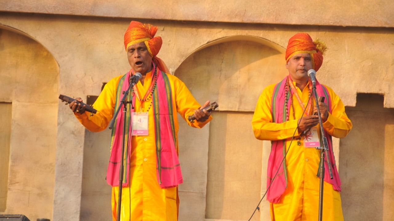A pair of Dasakathia performers. Credit: Facebook/OdiaSamajDirectory