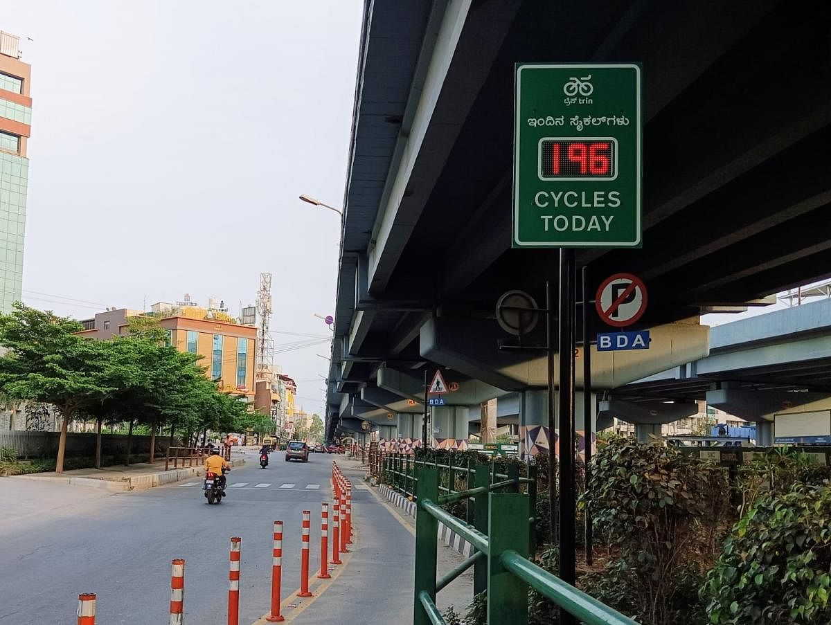 The city’s first AI-enabled live digital cycle counter has found that 500 cyclists use the bicycle lane on the Outer Ring Road (ORR). Credit: DH file Photo