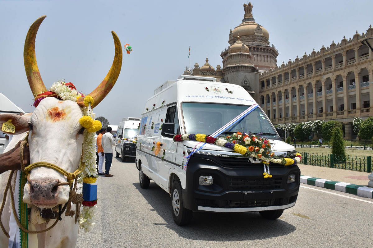 The state government on Saturday flagged off 70 veterinary mobile clinics to provide round-the-clock emergency medical care to cattle. Credit: DH Photo