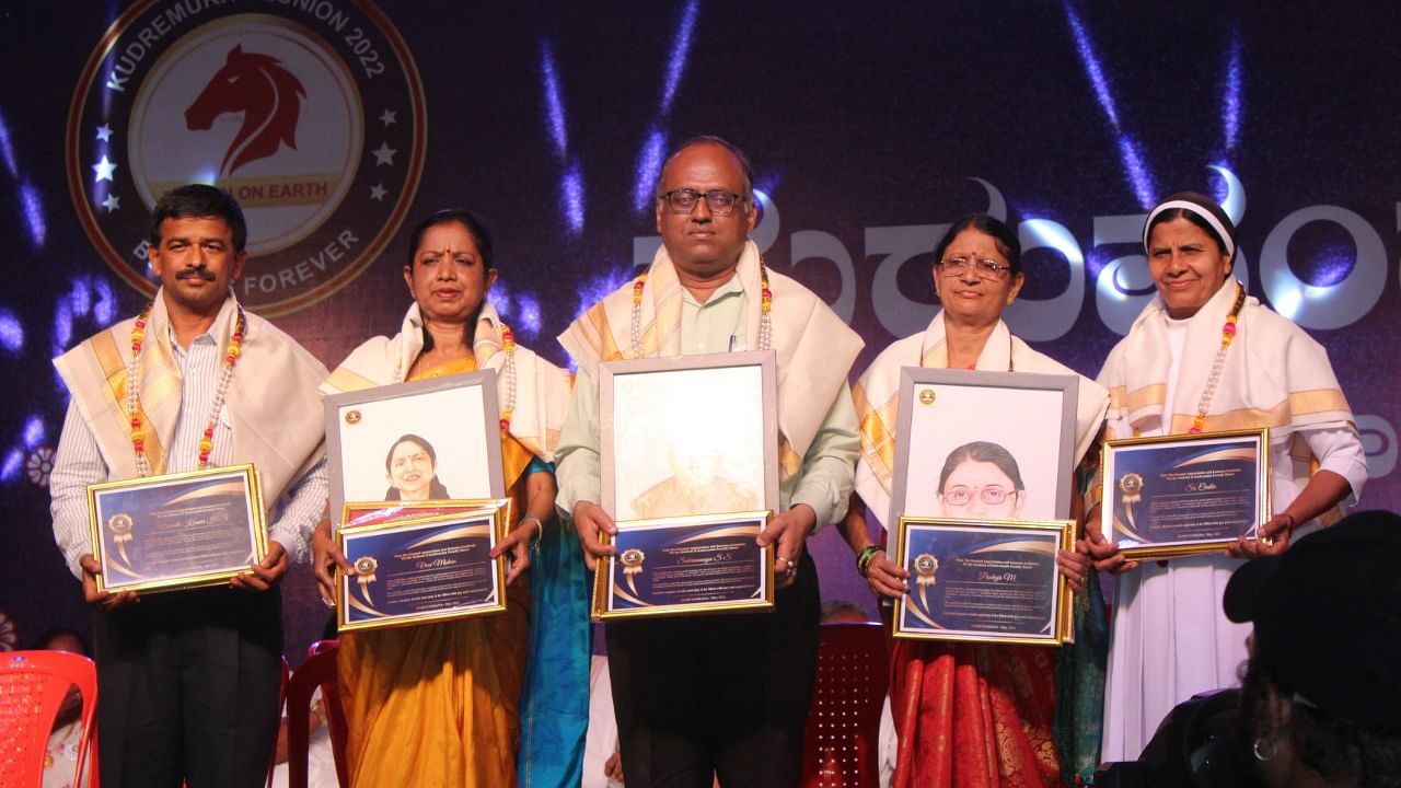 70 teachers who had served in four schools including in government PU college were felicitated at Guruvandana programme organised by Besties Forever Welfare Trust  at Arjuna Kridangana in Kudremukh on Sunday. Credit: DH Photo