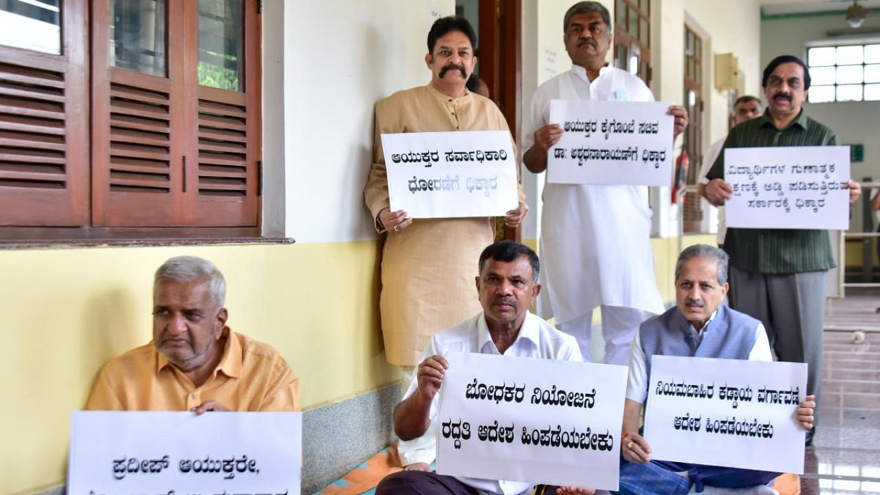 MLCs protest in front of the office of the Higher Education Minister Dr C N Ashwath Narayan in Vikasa Soudha. Credit: DH Photo