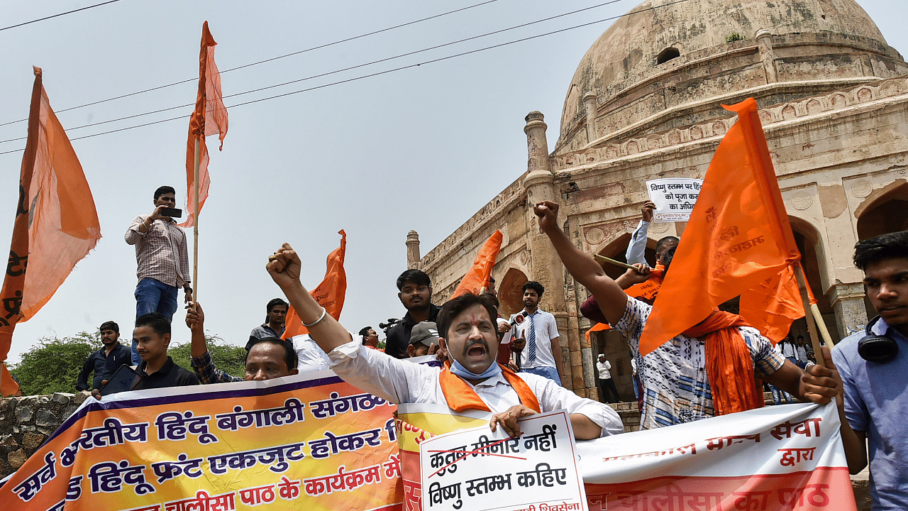 Right wing organisation recite Hanuman Chalisa at Qutub Minar. Credit: PTI Photo