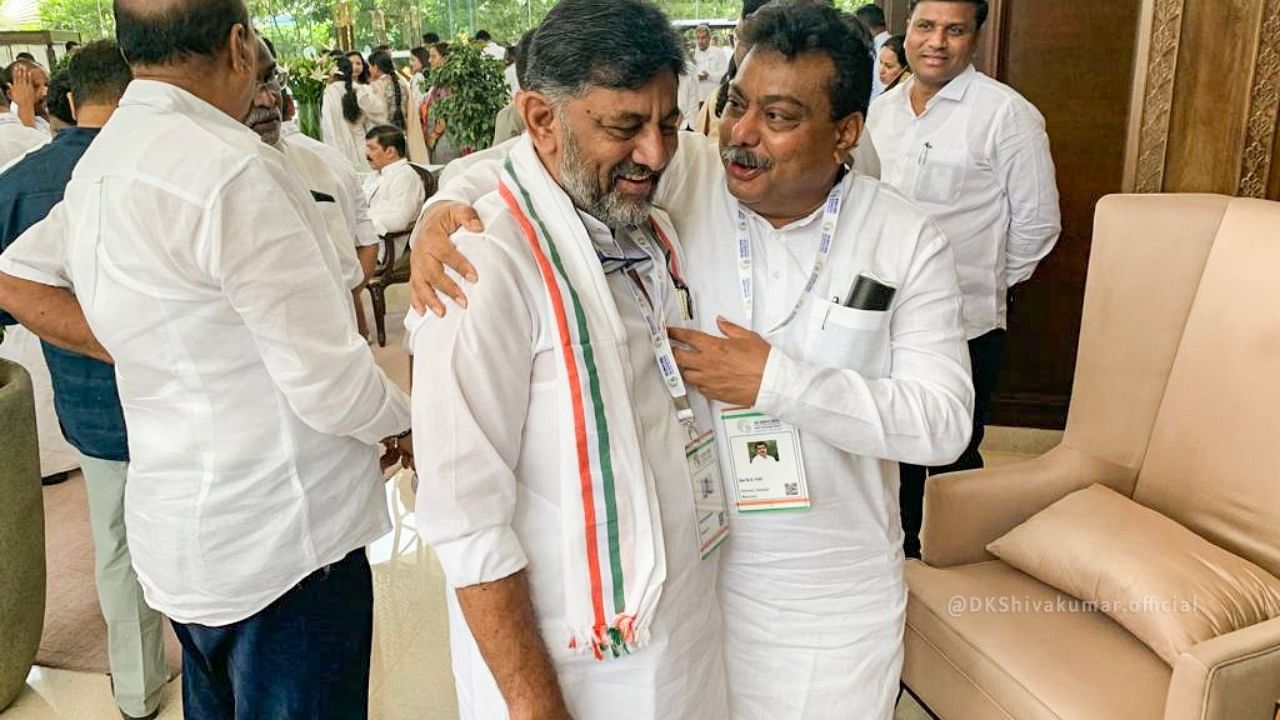 Karnataka Congress president DK Shivakumar and the party’s campaign committee chairperson MB Patil. Credit: Twitter/@DKShivakumar